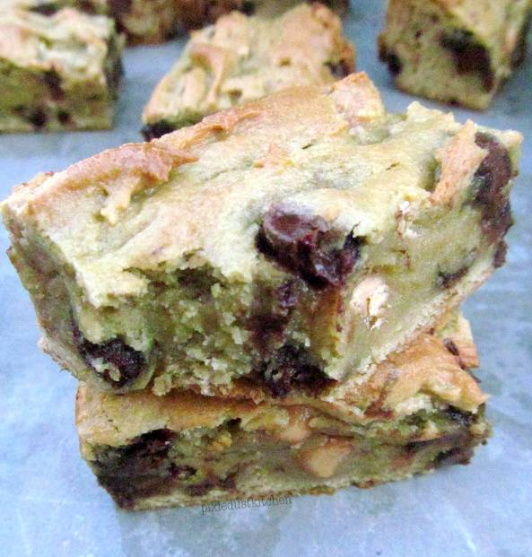 Healthier Chocolate Peanut Butter Chip Blondies- With no butter, these sneakily healthy blondies cut calories and add vitamins. |Pixiedustkitchen.com